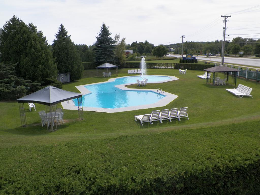 Days Inn By Wyndham Shelburne/Burlington Exterior photo