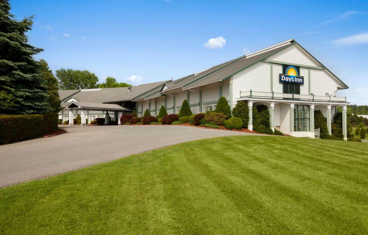 Days Inn By Wyndham Shelburne/Burlington Exterior photo